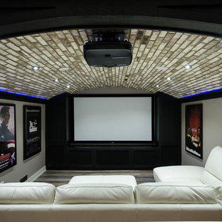 Cette image montre une salle de cinéma design de taille moyenne et ouverte avec un mur gris, un sol en vinyl et un écran de projection.