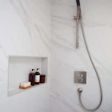 Relaxing Modern Bathroom