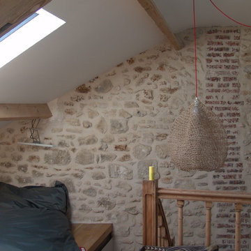 Un petit salon niché sous les toits