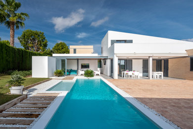 Pabellón de invitados y piscina