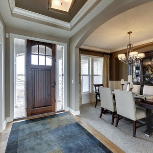 Esempio di un ingresso chic con pareti marroni, parquet chiaro, una porta singola e una porta in legno bruno