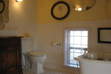 Inspiration for a farmhouse bathroom remodel in Cedar Rapids