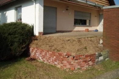 Sanierung einer alten Backsteinmauer mit Natursandstein