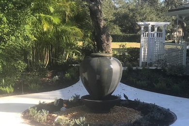Design ideas for a traditional landscaping in Tampa.