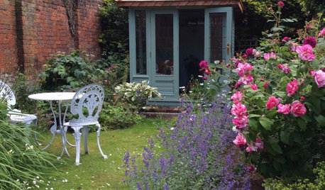 18 Magical Lawned Gardens Where Planting Takes Centre Stage
