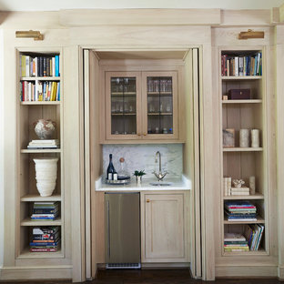 バーミングハムの小さいトラディショナルスタイルのおしゃれなウェットバー (アンダーカウンターシンク、インセット扉のキャビネット、淡色木目調キャビネット、大理石カウンター、白いキッチンパネル、石スラブのキッチンパネル、濃色無垢フローリング) の写真