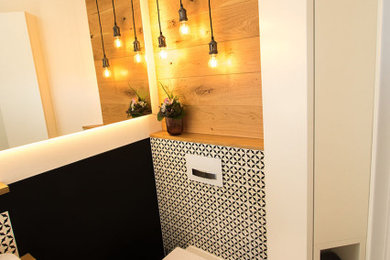 Kleine Moderne Gästetoilette mit weißen Schränken, schwarzer Wandfarbe, freistehendem Waschtisch und Wandpaneelen in Sonstige