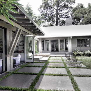 Großer Stilmix Garten hinter dem Haus mit direkter Sonneneinstrahlung und Betonplatten in Charleston