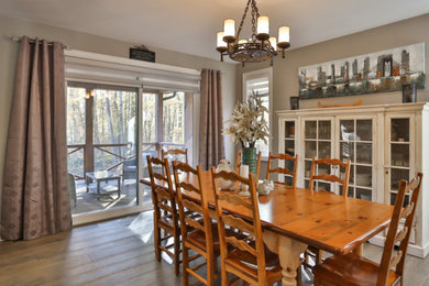 Example of a dining room design in Toronto