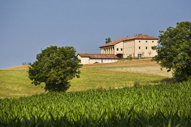 Design ideas for a farmhouse landscaping in Milan.