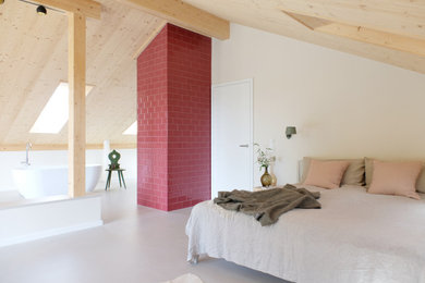 Geräumiges Modernes Schlafzimmer im Dachboden im Loft-Style mit beiger Wandfarbe, Betonboden, Kaminofen, gefliester Kaminumrandung, beigem Boden und Holzdecke in München
