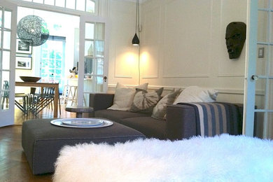 Example of a trendy living room design in New York