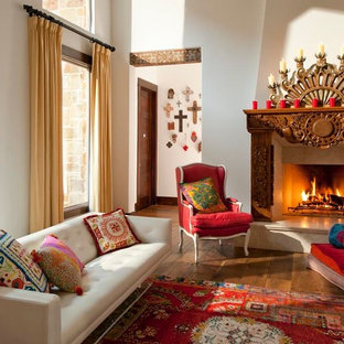 Großes, Repräsentatives, Fernseherloses, Abgetrenntes Mediterranes Wohnzimmer mit Kamin, Kaminsims aus Holz, weißer Wandfarbe und dunklem Holzboden in San Diego