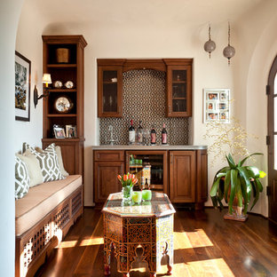 Mittelgroßes, Fernseherloses, Abgetrenntes Mediterranes Wohnzimmer ohne Kamin mit braunem Holzboden, Hausbar und weißer Wandfarbe in Santa Barbara