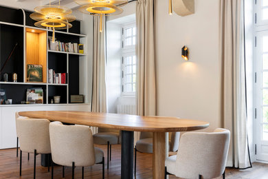 Cette photo montre une salle à manger tendance.