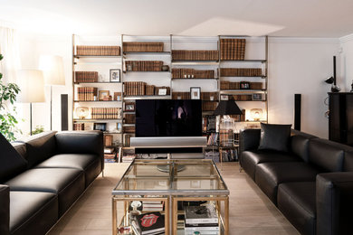 Modelo de salón para visitas abierto minimalista grande con paredes blancas, suelo de madera en tonos medios y televisor independiente
