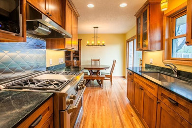 Example of a kitchen design in Minneapolis