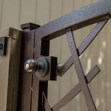Small Courtyard Gate Modern in Fair Oaks