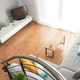 Ispirazione per un piccolo soggiorno nordico aperto con pareti bianche, pavimento in laminato, porta TV ad angolo e pavimento marrone