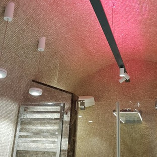 Idee per una piccola stanza da bagno padronale boho chic con ante a filo, ante turchesi, vasca ad alcova, doccia ad angolo, WC sospeso, piastrelle beige, piastrelle a mosaico, pareti beige, pavimento con piastrelle a mosaico, lavabo a bacinella, top in marmo, pavimento beige, porta doccia a battente e top marrone