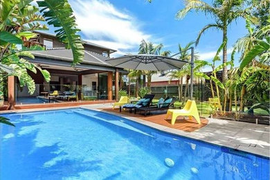 Inspiration för en tropisk pool på baksidan av huset
