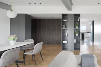 Idee per un soggiorno minimal con pareti bianche, parquet chiaro, travi a vista e pareti in legno
