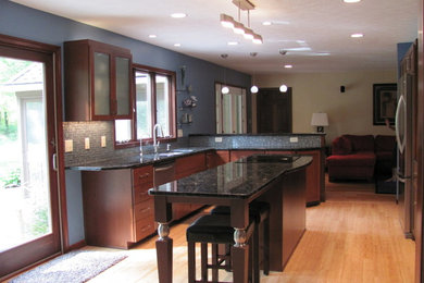 Inspiration for a mid-sized transitional home design remodel in Cleveland