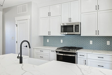 Example of a minimalist kitchen design in New York