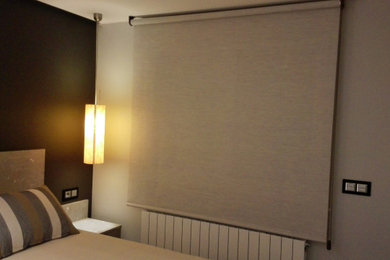 Inspiration for a modern bedroom in Bilbao.