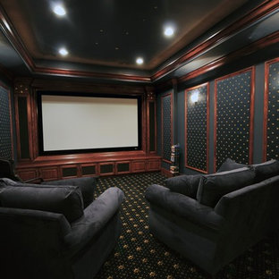 Inspiration pour une petite salle de cinéma traditionnelle fermée avec un mur noir, moquette et un écran de projection.