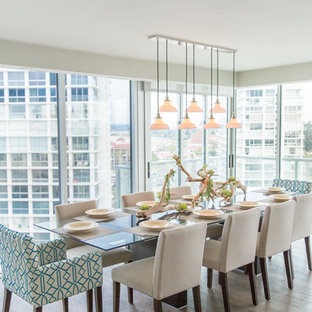 Свежая идея для дизайна: большая гостиная-столовая в стиле модернизм с светлым паркетным полом, серыми стенами и коричневым полом без камина - отличное фото интерьера