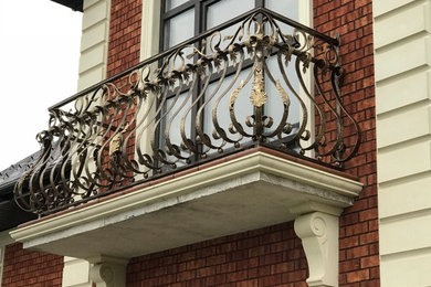 Свежая идея для дизайна: балкон и лоджия в классическом стиле - отличное фото интерьера