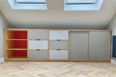 Imagen de dormitorio principal y gris y blanco nórdico de tamaño medio con paredes multicolor