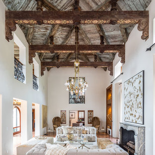 Diseño de salón para visitas abierto, mediterráneo, grande, sin televisor, con paredes blancas, suelo de baldosas de terracota, chimenea tradicional, suelo rojo y marco de chimenea de piedra