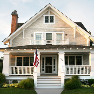 Inredning av ett maritimt trähus, med tre eller fler plan och sadeltak