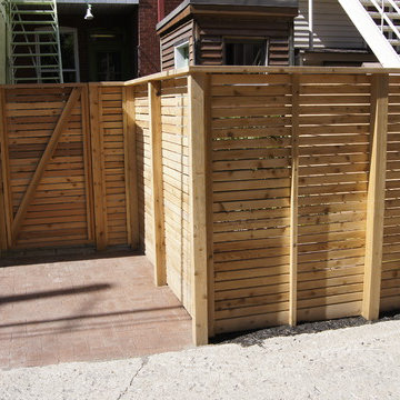 Cedar fence in an alley / Clôture en cèdre dans une ruel