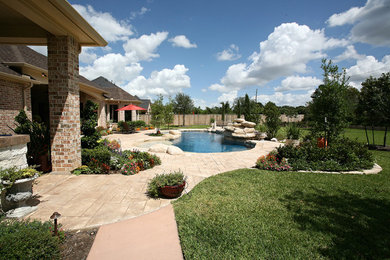 Photo of a traditional landscaping in Houston.
