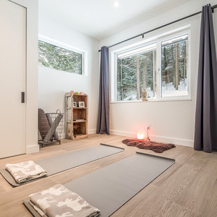 バンクーバーの北欧スタイルのおしゃれなホームジムの写真