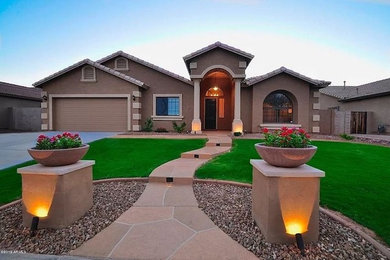 Example of a transitional entryway design in Phoenix