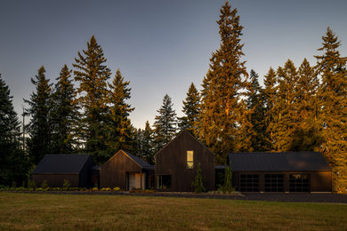 シアトルにある中くらいな北欧スタイルのおしゃれな家の外観の写真