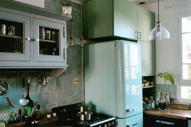 Idées déco pour une cuisine rétro de taille moyenne.