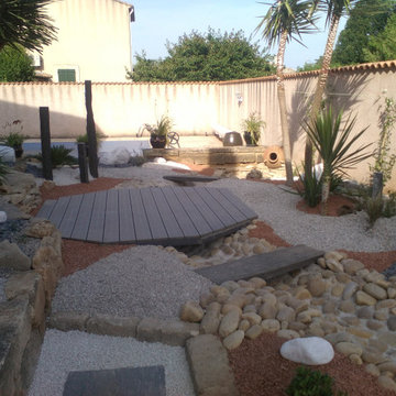 Aménagement d'un jardin sec avec terrasse et rivière