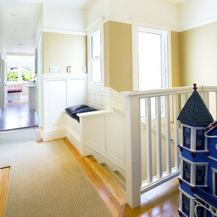 Exempel på en klassisk hall, med beige väggar, mellanmörkt trägolv och gult golv