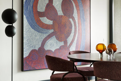 Offenes, Kleines Modernes Esszimmer mit weißer Wandfarbe, hellem Holzboden und beigem Boden in Melbourne