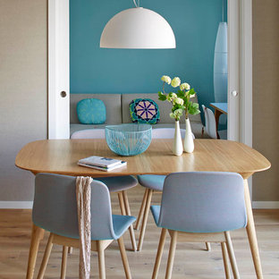 На фото: гостиные-столовые среднего размера в скандинавском стиле с бежевыми стенами, паркетным полом среднего тона и коричневым полом без камина