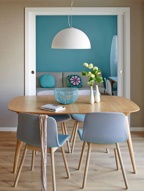 Foto de comedor escandinavo, de tamaño medio, abierto, sin chimenea, con paredes beige, suelo de madera en tonos medios y suelo marrón