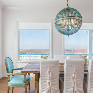 ヒューストンのビーチスタイルのLDKの画像 (白い壁)