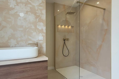 Aménagement d'une salle de bain moderne.