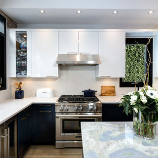 Неиссякаемый источник вдохновения для домашнего уюта: маленькая параллельная кухня в современном стиле с обеденным столом, врезной раковиной, плоскими фасадами, синими фасадами, столешницей из кварцита, белым фартуком, фартуком из сланца, техникой из нержавеющей стали, светлым паркетным полом, островом и бежевым полом