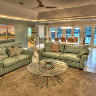 Bild på ett stort funkis allrum med öppen planlösning, med rosa väggar, travertin golv, en dubbelsidig öppen spis och en spiselkrans i metall